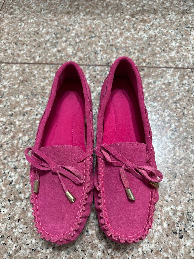 Suede flats (Category: Flats) located in Singapore. Submitted by eukanuba (Listing ID 1248058310, Image 2). Description: Suede flats No brand. Bought fm Taiwan Never worn before Selling as feet “grew”.