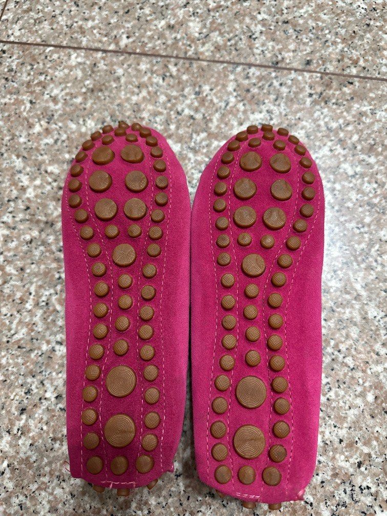 Suede flats (Category: Flats) located in Singapore. Submitted by eukanuba (Listing ID 1248058310, Image 4). Description: Suede flats No brand. Bought fm Taiwan Never worn before Selling as feet “grew”.