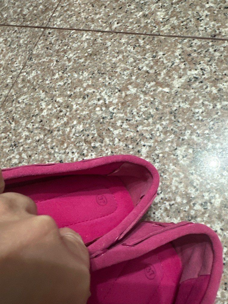 Suede flats (Category: Flats) located in Singapore. Submitted by eukanuba (Listing ID 1248058310, Image 3). Description: Suede flats No brand. Bought fm Taiwan Never worn before Selling as feet “grew”.