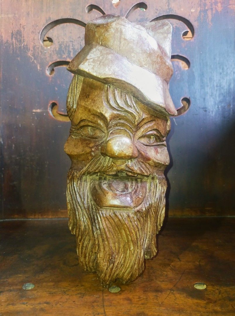 Vintage wooden trunk carving (Category: Vintage Collectibles) located in Quezon City. Submitted by dello5 (Listing ID 1248016988, Image 1). Description: wood trunk carving -12 inches tall 850php Tandang Sora QC.