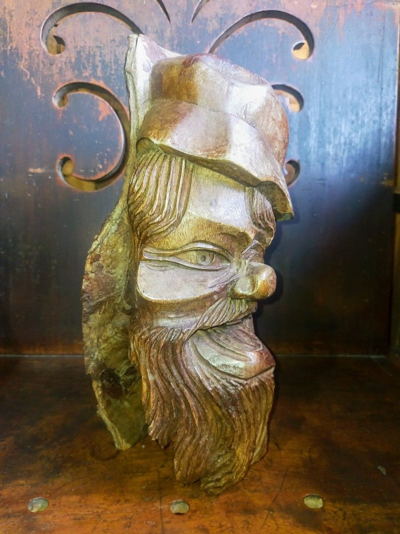 Vintage wooden trunk carving (Category: Vintage Collectibles) located in Quezon City. Submitted by dello5 (Listing ID 1248016988, Image 2). Description: wood trunk carving -12 inches tall 850php Tandang Sora QC.