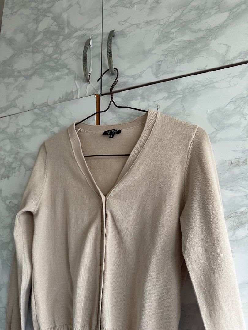 ZALORA BASIC BEIGE CROPPED CARDIGAN IN SIZE S tags lovebonito AWE Women s Fashion Coats Jackets and Outerwear on Carousell