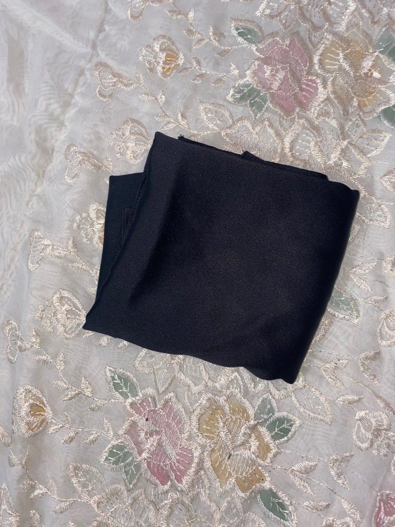 shawl satin hitam