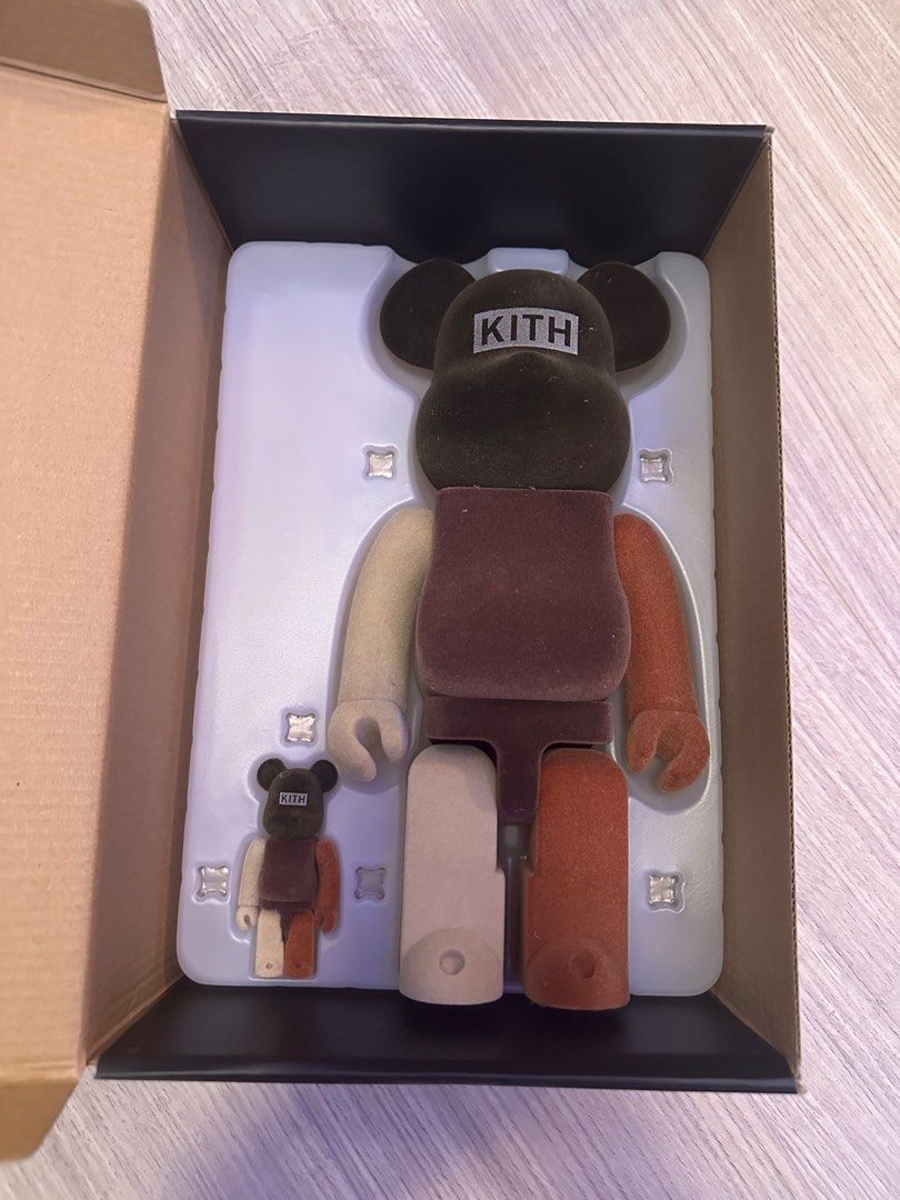 Bearbrick 400% 100% kith, 興趣及遊戲, 玩具& 遊戲類- Carousell