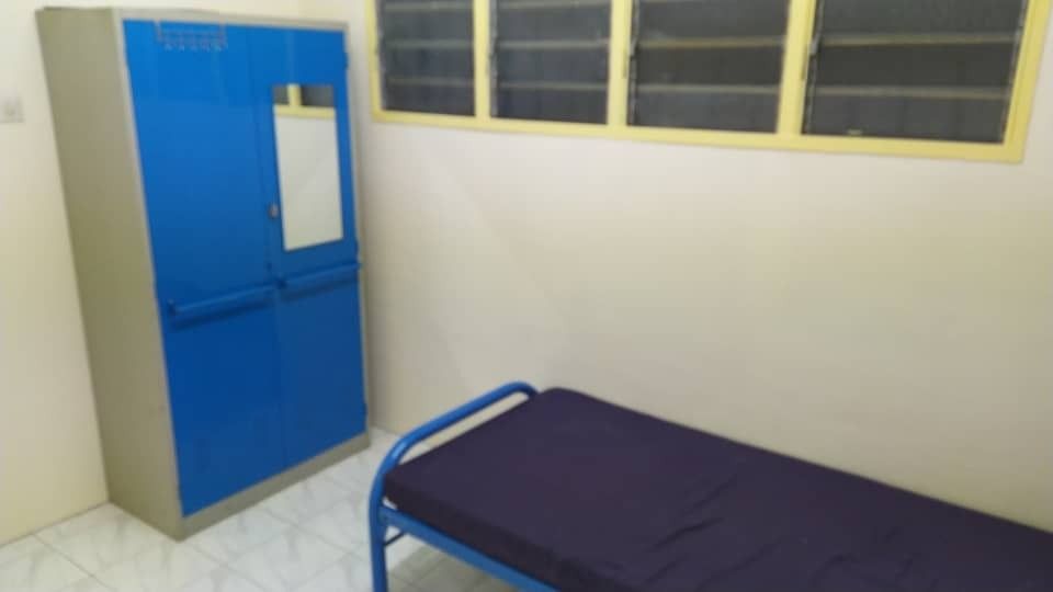 BILIK SEWA PANGSAPURI PERMAI/LRT SUNGAI BESI (Category: Property Rentals) located in Kuala Lumpur. Submitted by bobhartanah (Listing ID 1252296141, Image 2). Description: BILIK SEWA PANGSAPURI PERMAI/LRT SUNGAI BESI 🔎 Bilik untuk disewa (Perempuan Shj) 🔎 Pangsapuri Permai Sungai Besi Kuala Lumpur Masih available utk Kemasukan Mac 2026 🏠 Info rumah🏠 ✅ Tingkat 14 (endlot-agak privacy) ✅ Bilik Twin Sharing Bed(RM350) - 1 katil kekosongan ✅ 1 bil