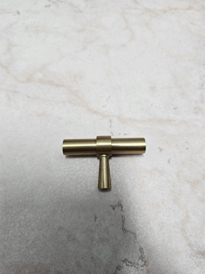 Cabinet knobs (Category: Bathroom & Kitchen Fixtures) located in Singapore. Submitted by marilazahahir (Listing ID 1252376892, Image 2). Description: Beautiful copper door knobs! Suitable for those looking for clean, modern and simplistic design! 10 pcs available. Price is per piece. Selling as wifey decided to change kitchen design outlook..