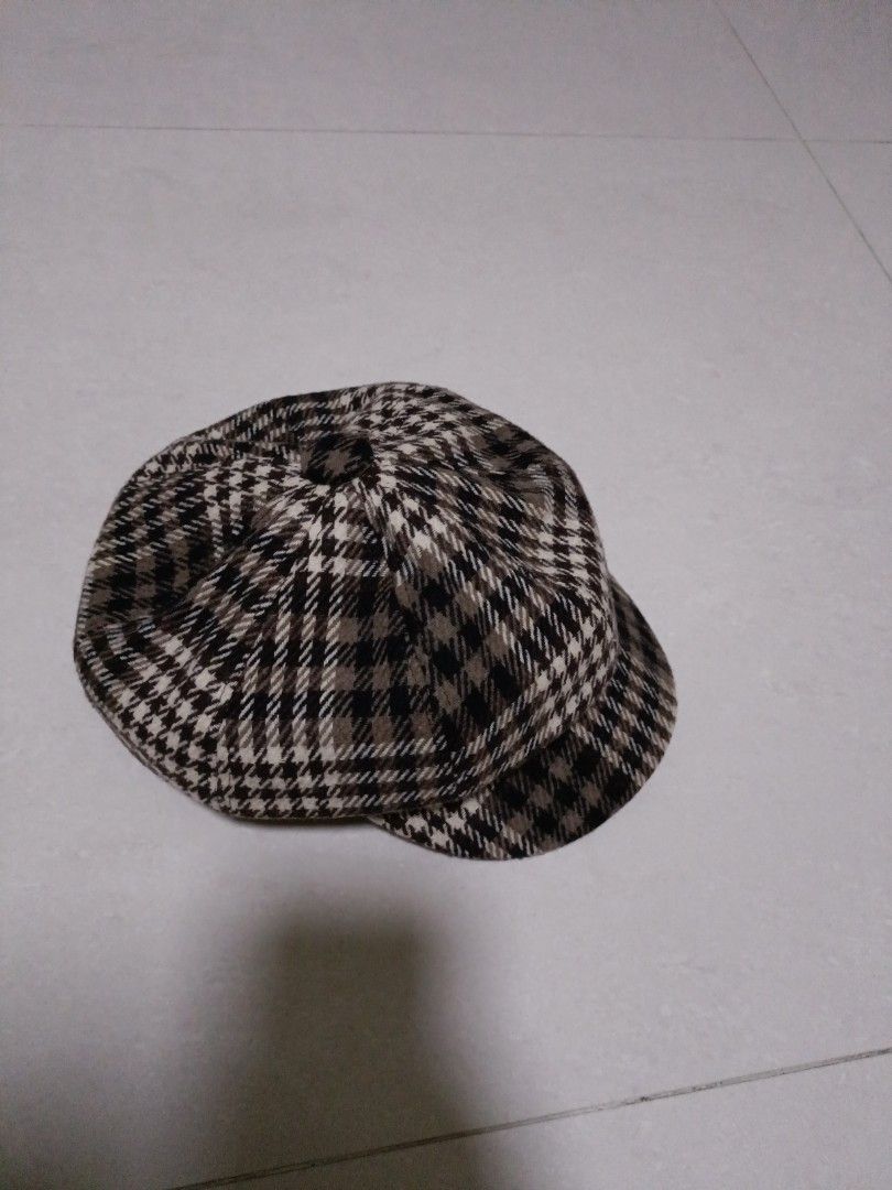 Chic checked hat (Category: Caps & Hats) located in Singapore. Submitted by kriscteax (Listing ID 1252308024, Image 2). Description: bought in korea.