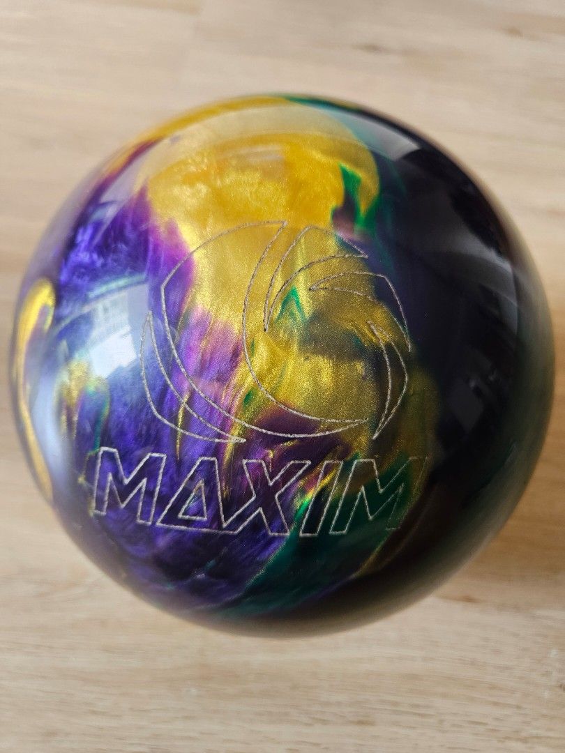 Ebonite maxim 13 lbs bowling ball sports equipment sports games
