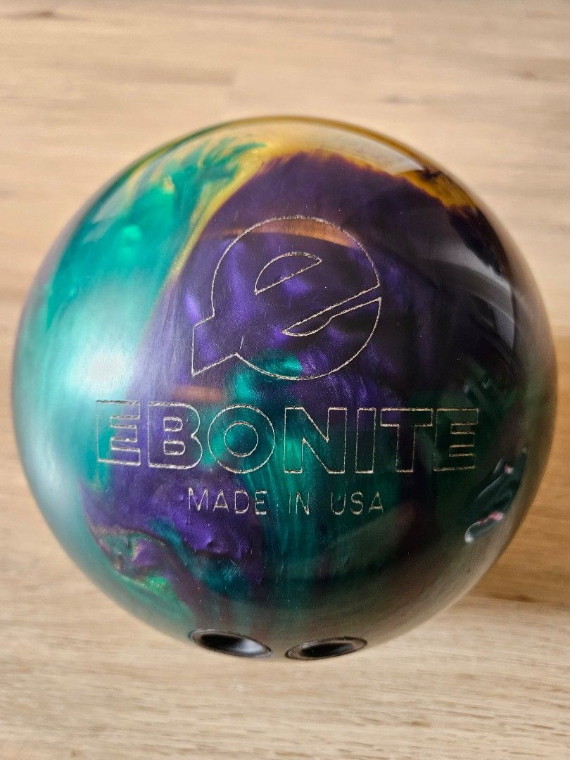 Ebonite maxim 13 lbs bowling ball sports equipment sports games