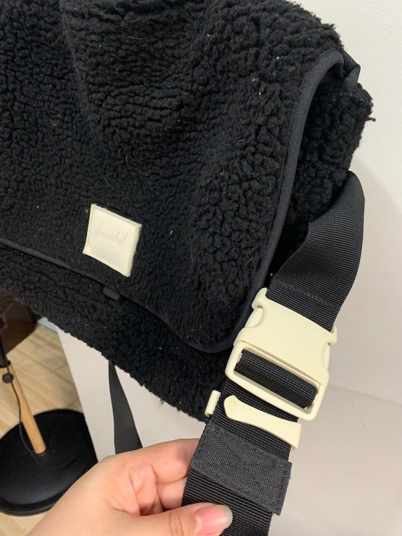 Herschel Body/ Laptop Bag (Category: Laptop Bags & Sleeves) located in Taguig. Submitted by zgervs (Listing ID 1252243873, Image 3). Description: .