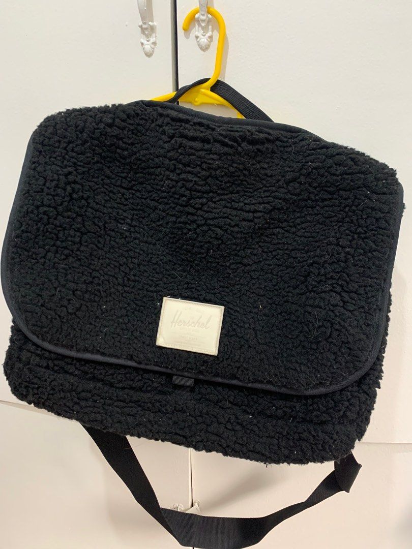 Herschel Body/ Laptop Bag (Category: Laptop Bags & Sleeves) located in Taguig. Submitted by zgervs (Listing ID 1252243873, Image 1). Description: .