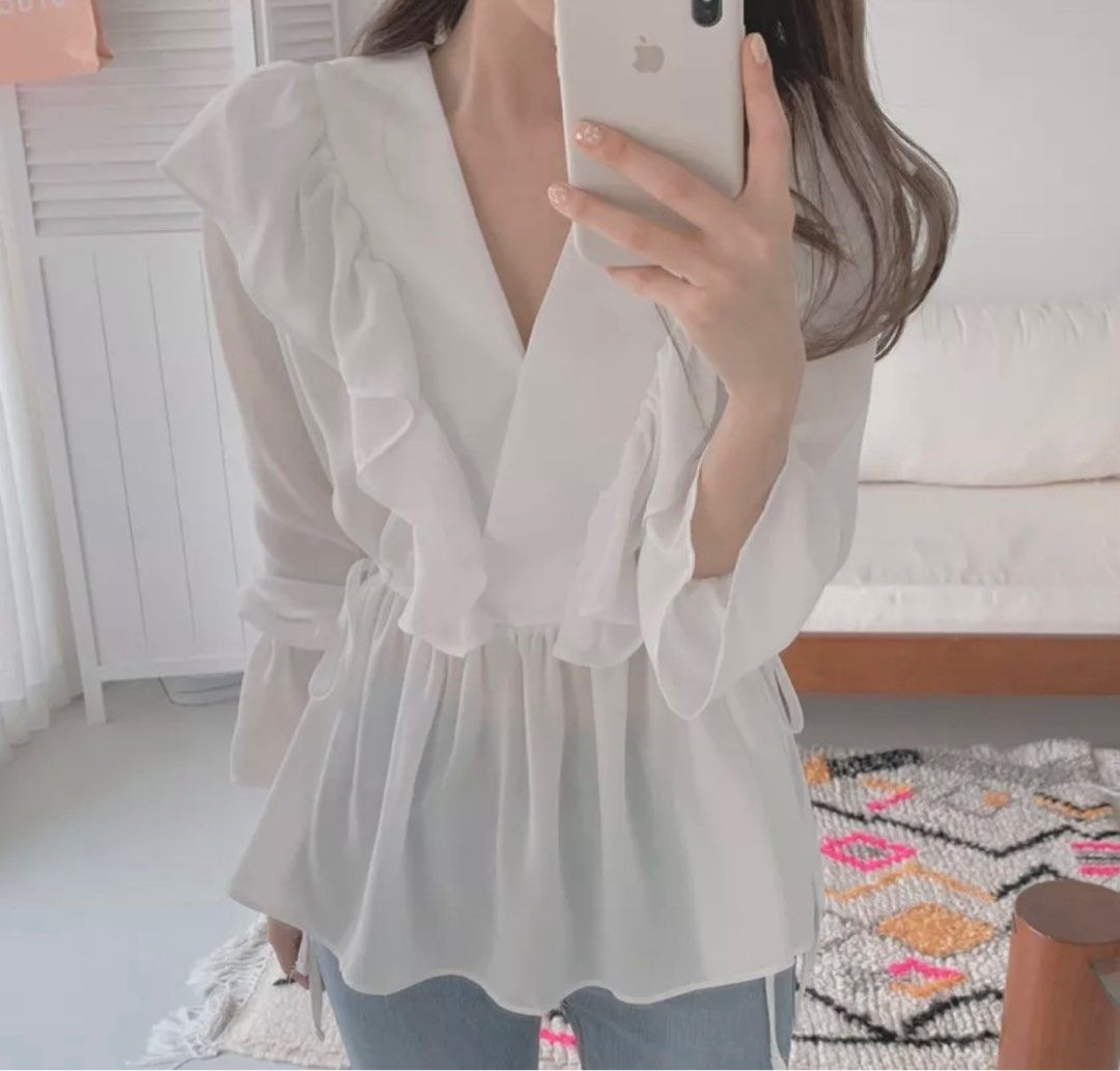 Korean white blouse white long sleeve (Category: Blouses) located in San Pedro. Submitted by dobeedoo123 (Listing ID 1252186759, Image 2). Description: Brand new Never worn Orig price 650php S to m frame.