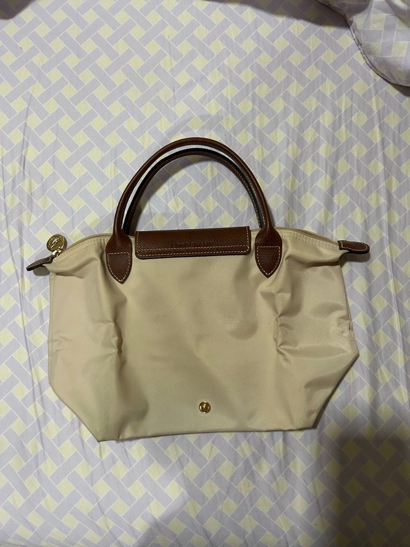 Longchamp Le Pliage Small Short Handle in Paper (Category: Luxury Bags & Wallets) located in Quezon City. Submitted by poochiyena (Listing ID 1252306883, Image 3). Description: 8/10 condition ✨ used rarely, has minimal stains due to storage guaranteed original, bought in Vienna last 2017 rfs: decluttering .