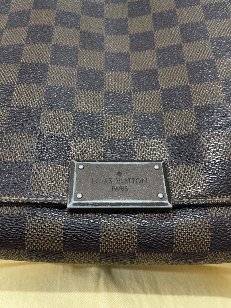 LV Bag Louis Vuitton Damier Ebene District PM (Category: Luxury Bags & Wallets) located in Del Monte. Submitted by 10_ny (Listing ID 1252352489, Image 2). Description: Authentic Louis Vuitton Damier Ebene District PM Rfs : Decluttering With dust bag, box and paper bag.