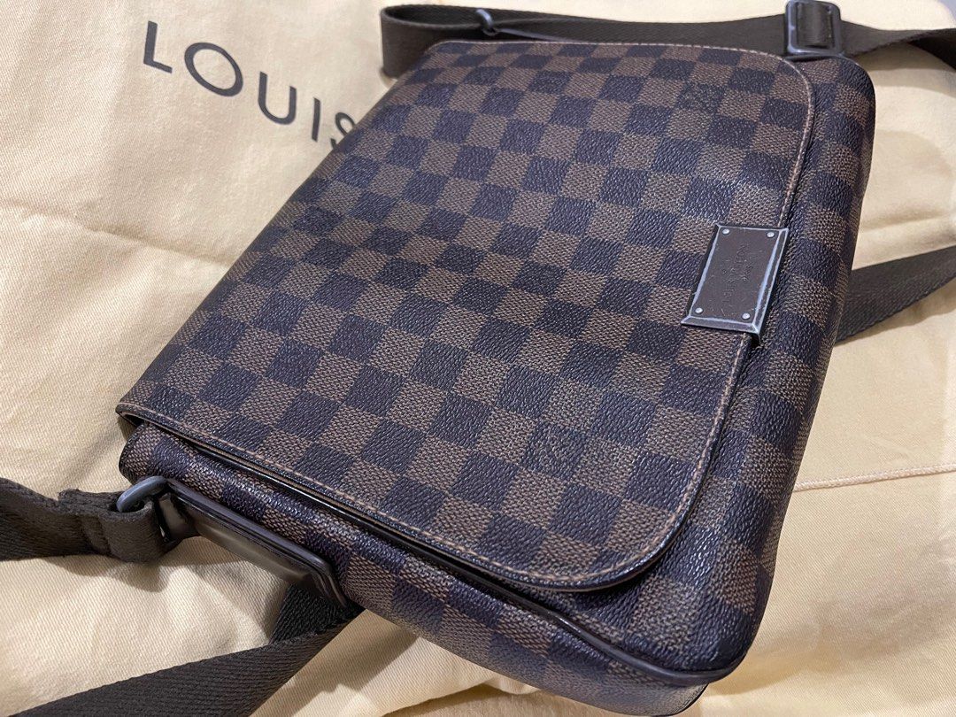 LV Bag Louis Vuitton Damier Ebene District PM (Category: Luxury Bags & Wallets) located in Del Monte. Submitted by 10_ny (Listing ID 1252352489, Image 3). Description: Authentic Louis Vuitton Damier Ebene District PM Rfs : Decluttering With dust bag, box and paper bag.