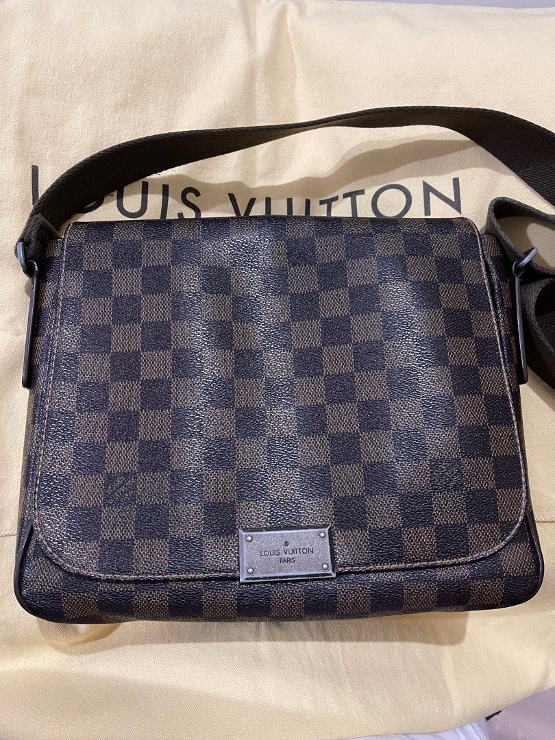 LV Bag Louis Vuitton Damier Ebene District PM (Category: Luxury Bags & Wallets) located in Del Monte. Submitted by 10_ny (Listing ID 1252352489, Image 1). Description: Authentic Louis Vuitton Damier Ebene District PM Rfs : Decluttering With dust bag, box and paper bag.