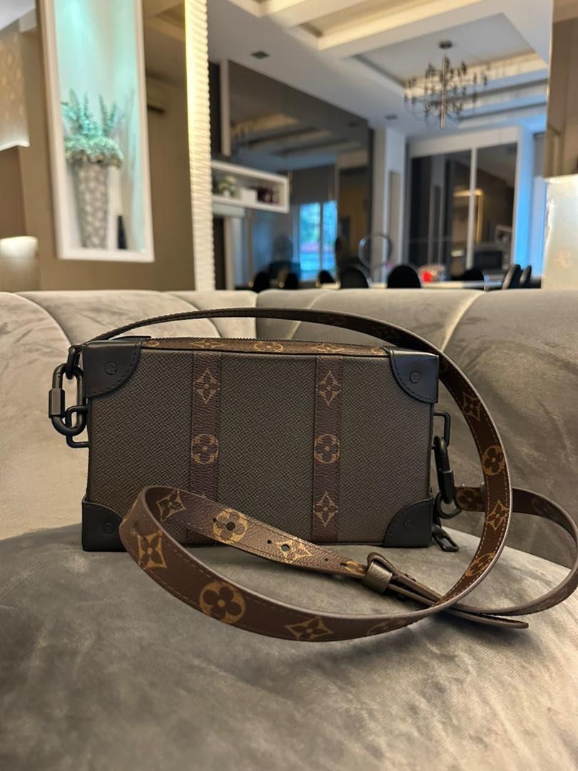 LV Louis Vuitton Soft Trunk Wallet with Taiga Leather, Luxury