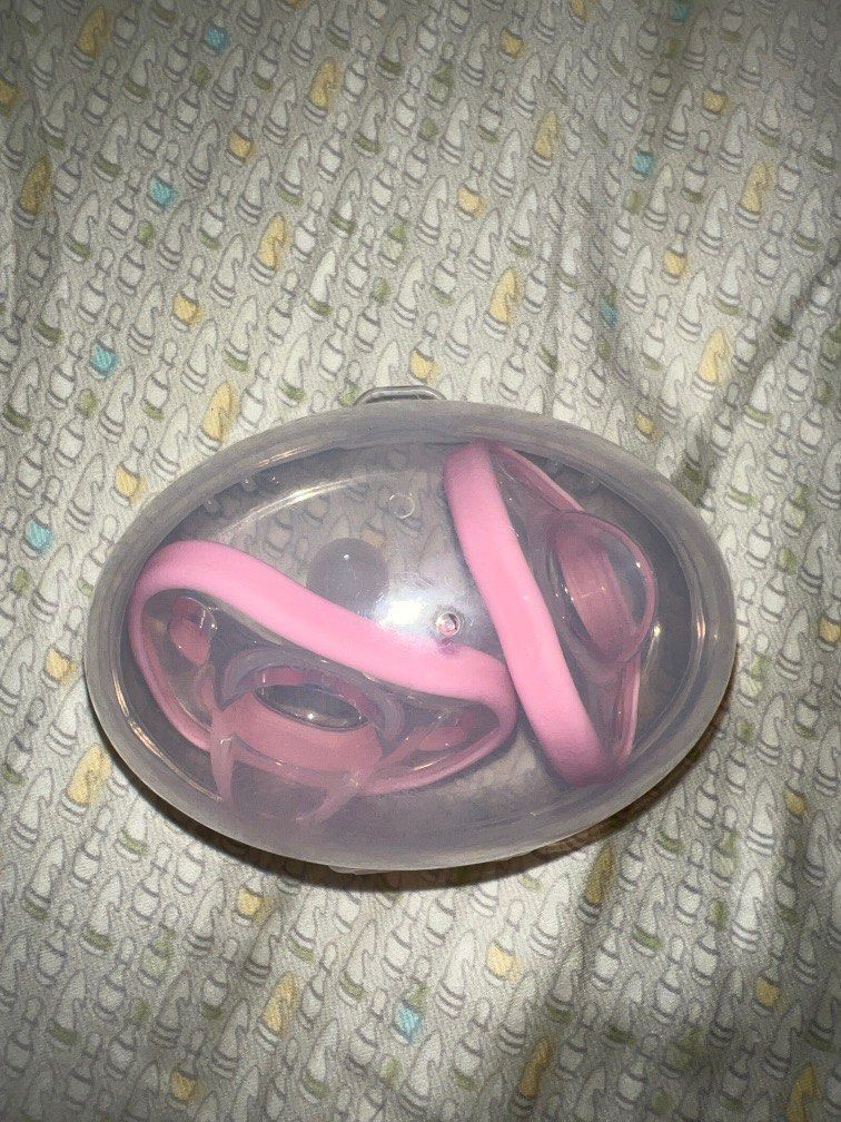 Nanobebe pacifier (Category: Soothers & Pacifiers) located in Quezon City. Submitted by somethingshady (Listing ID 1252294644, Image 2). Description: Di nagustuhan isa lang nasubo ng baby ko pang try bought for 799 at edamama without case binilhan ko pa .