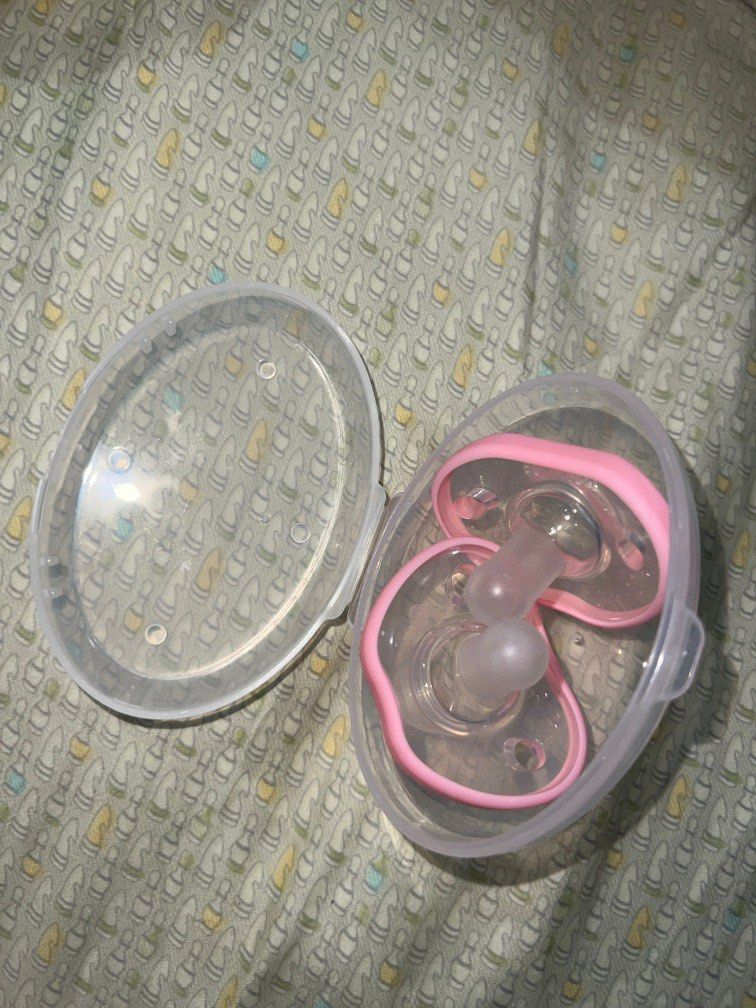 Nanobebe pacifier (Category: Soothers & Pacifiers) located in Quezon City. Submitted by somethingshady (Listing ID 1252294644, Image 1). Description: Di nagustuhan isa lang nasubo ng baby ko pang try bought for 799 at edamama without case binilhan ko pa .