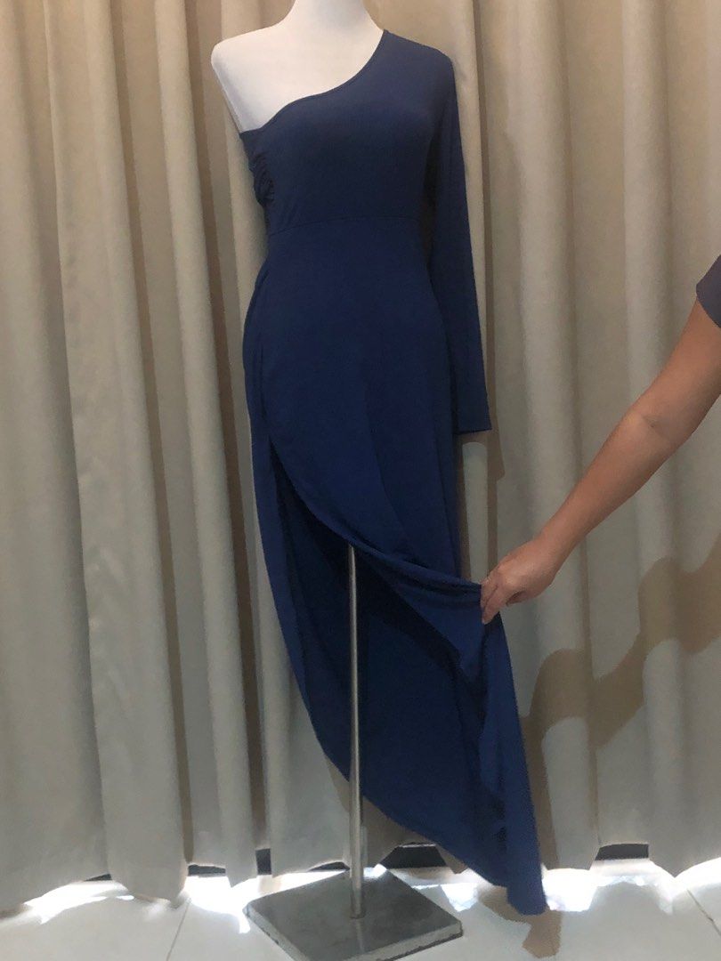 One shoulder long dress/gown (Category: Evening dresses & gowns) located in Taytay. Submitted by bouncy_bee (Listing ID 1252331607, Image 3). Description: Medium in size but can be worn by large frame since it’s stretchable. .