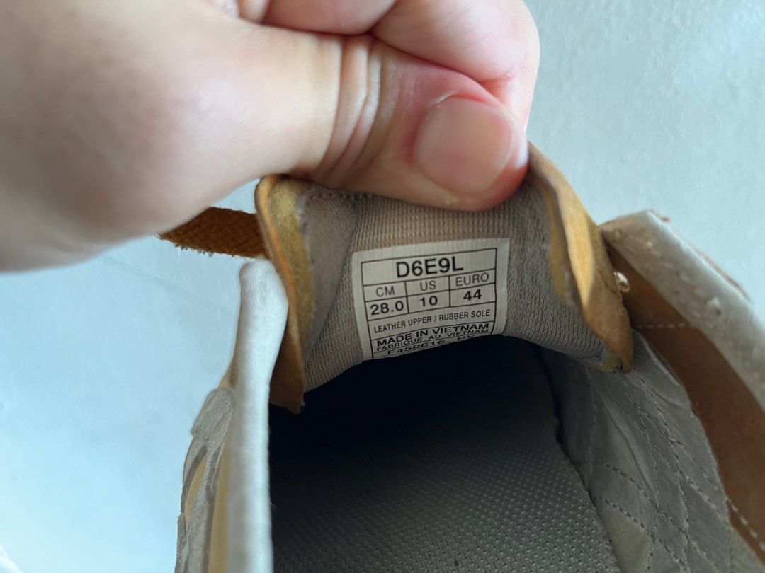Onitsuka Tiger suede (Category: Sneakers) located in Singapore. Submitted by levensellingstuff (Listing ID 1252251990, Image 3). Description: you get what you see, no box. thank you..