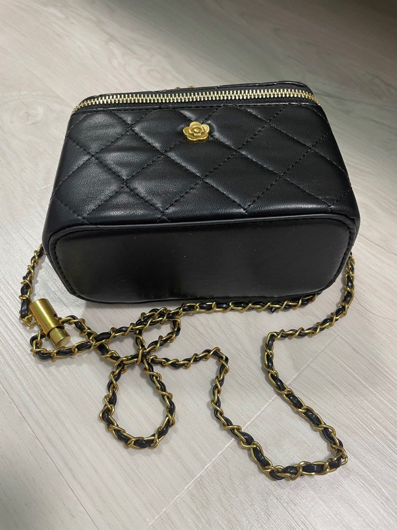 Small black purse hotsell with gold chain