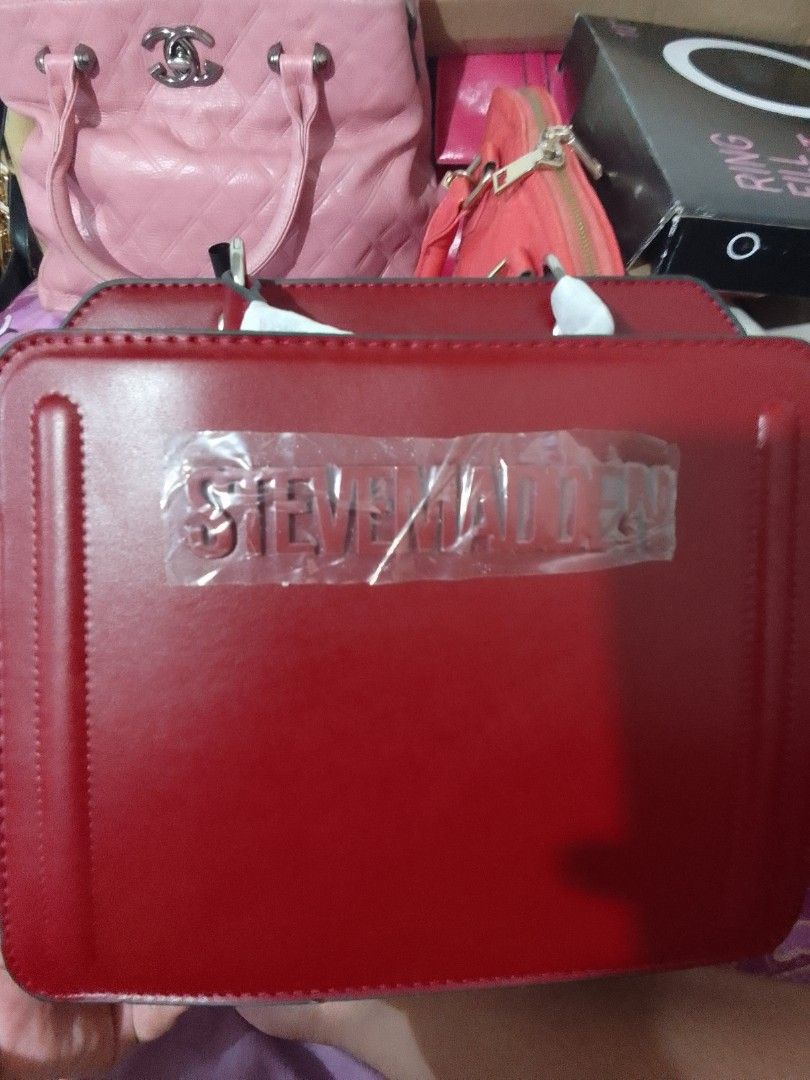 Steve Madden bevelyn satchel (Category: Luxury Bags & Wallets) located in Makati City. Submitted by zzebraaa (Listing ID 1252340117, Image 2). Description: AUTHENTIC MALL PULL OUT STEVE MADDEN BEVELYN SATCHEL CROSSBODY BAG COLOR MAROON COMES WITH 2 SLING.