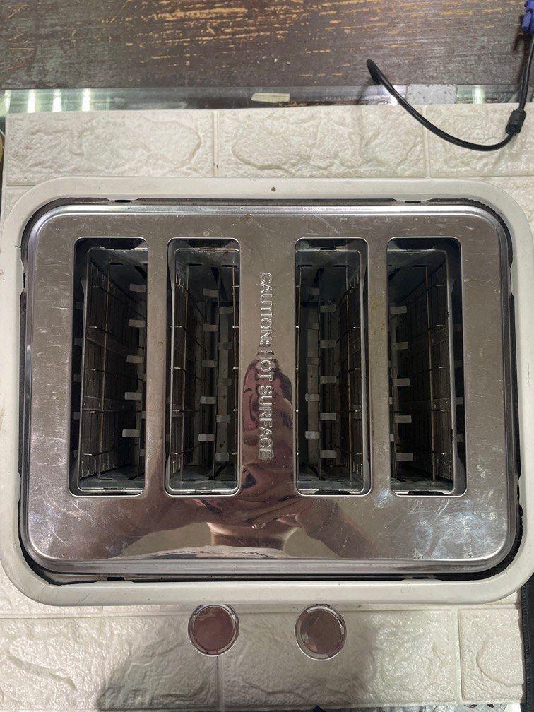 Stirling 4 Slice Bread Toaster White (Category: Ovens & Toasters) located in Pasay City. Submitted by meostore (Listing ID 1252246012, Image 3). Description: No issue at all 220v ready to use Pm.