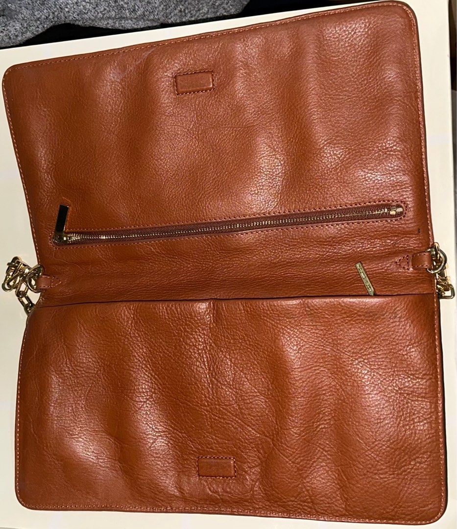 Tory Burch Clutch with Gold Chain (Category: Luxury Bags & Wallets) located in Taguig. Submitted by claudiax (Listing ID 1252200709, Image 3). Description: .