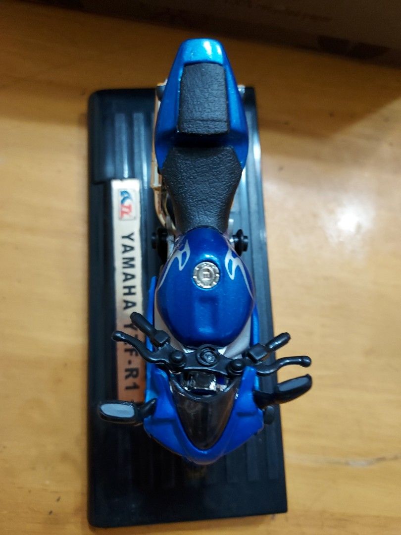 YAMAHA YZF1:18電單車模型, 興趣及遊戲, 玩具& 遊戲類- Carousell