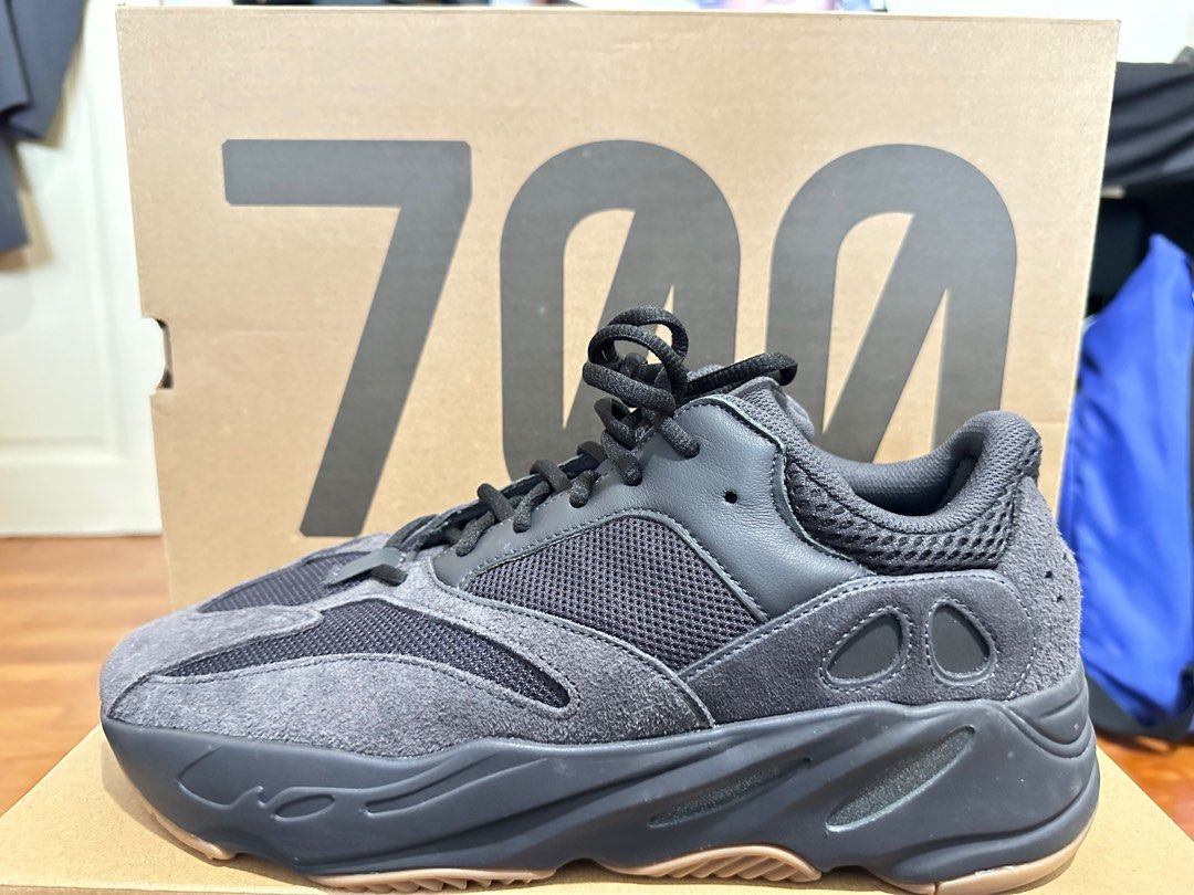yeezy 700 black size 9
