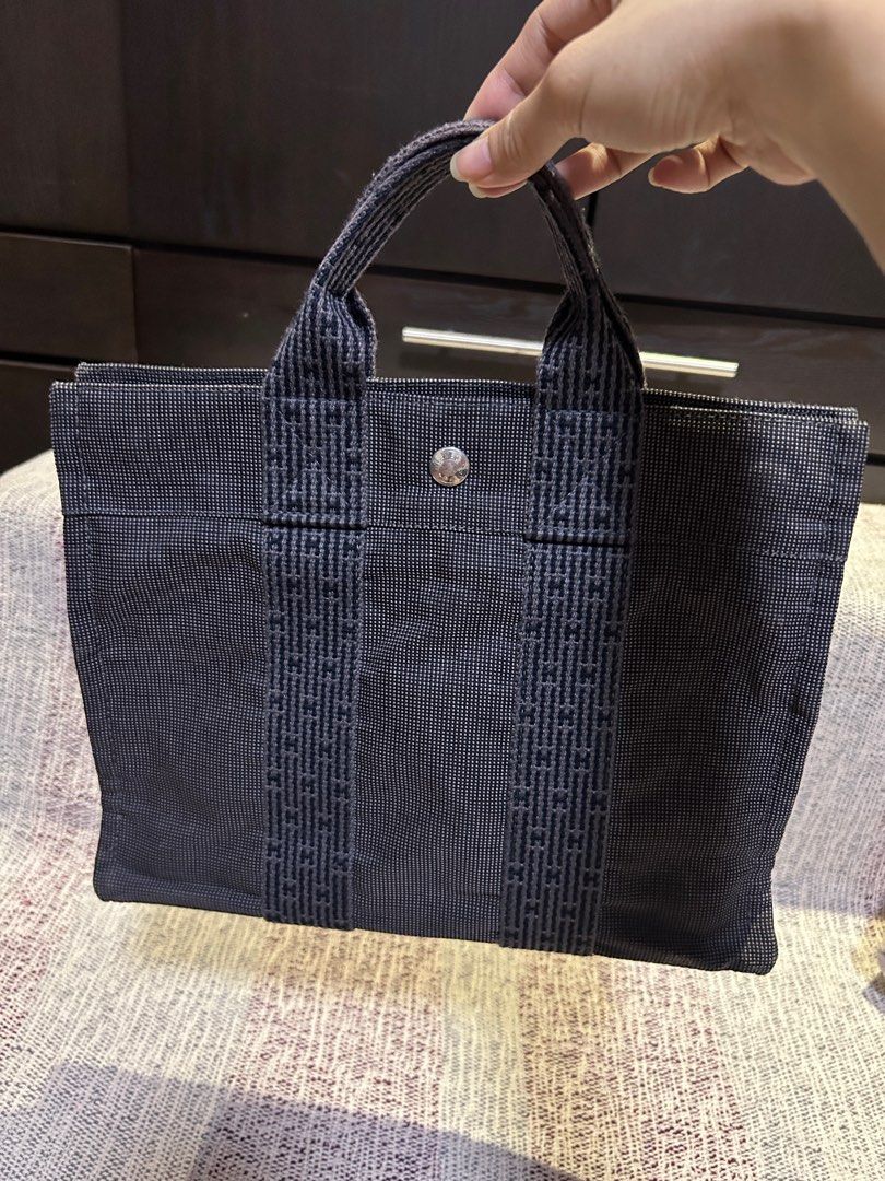 💯 Auth! Hermes Herline Canvas PM Size (Category: Luxury Bags & Wallets) located in Paranaque City. Submitted by marjbpp (Listing ID 1253891578, Image 3). Description: 💯 Authentic Hermes Hermes Herline Canvas Tote Handbag PM Size Sign of usage Lost lock and key Please see attached photos RFS: Decluttering PM me for Nego.