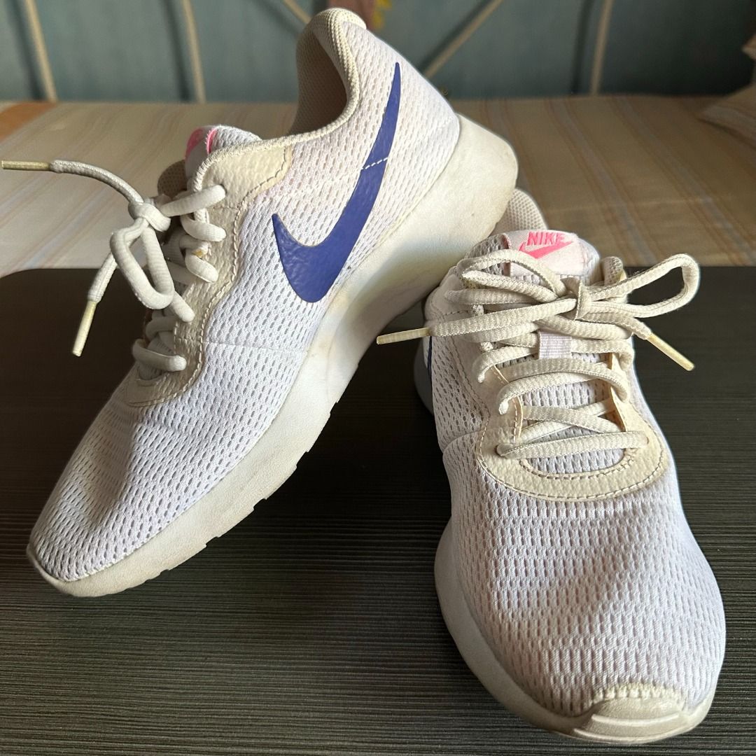 AUTHENTIC Nike Sneakers 24.5cm (Category: Sneakers) located in Quezon City. Submitted by ccsonceloveditems (Listing ID 1253977401, Image 1). Description: AUTHENTIC Nike Sneakers Unisex White with blue swoosh 24.5cm No box MOP: Gcash BPI.