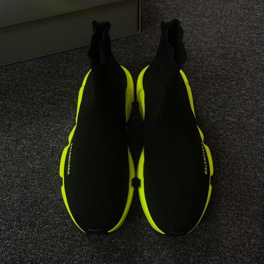 Balenciaga speed hot sale trainer black neon