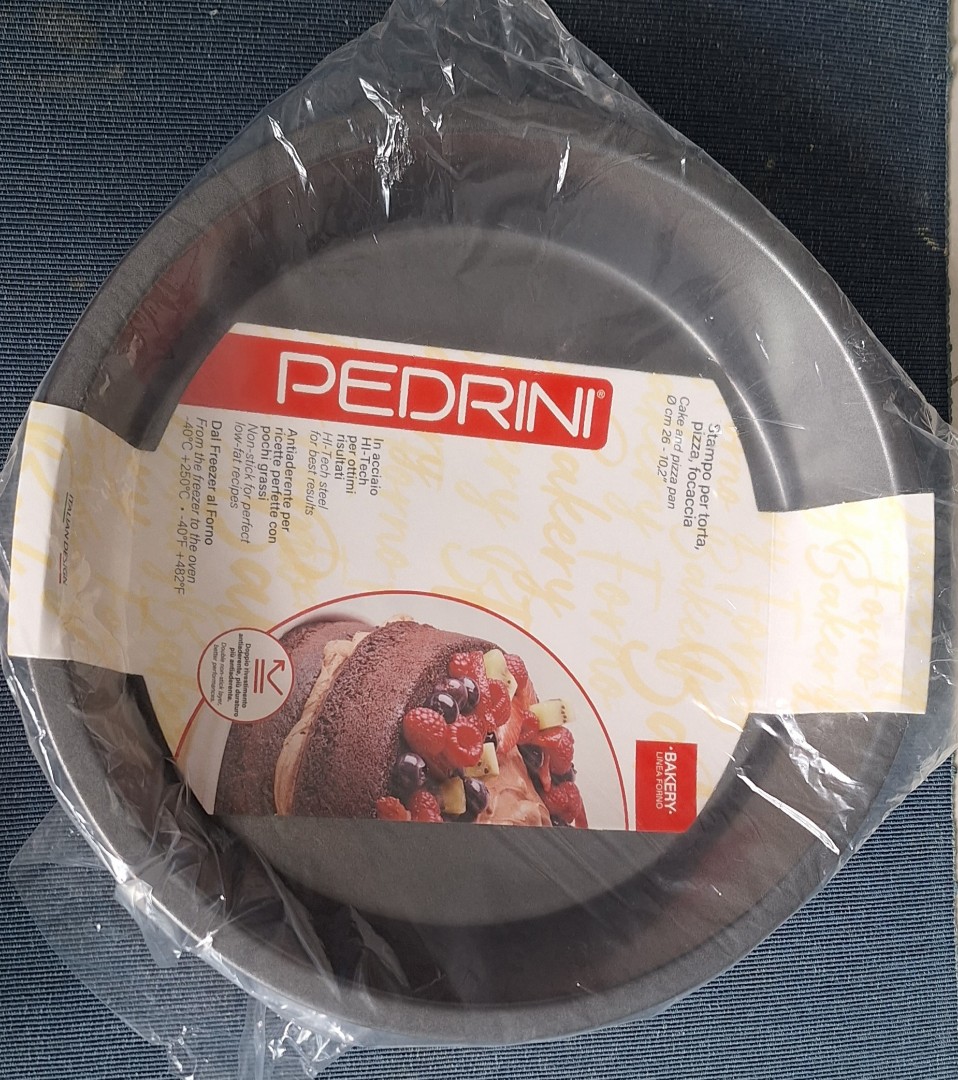 Brand new Pedrini Round Cake and Pizza Pan 28cm, Furniture & Home Living,  Kitchenware & Tableware, Bakeware on Carousell