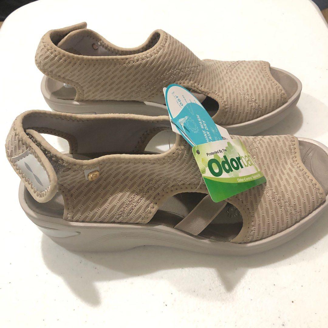 bzees zora platform wedge boot