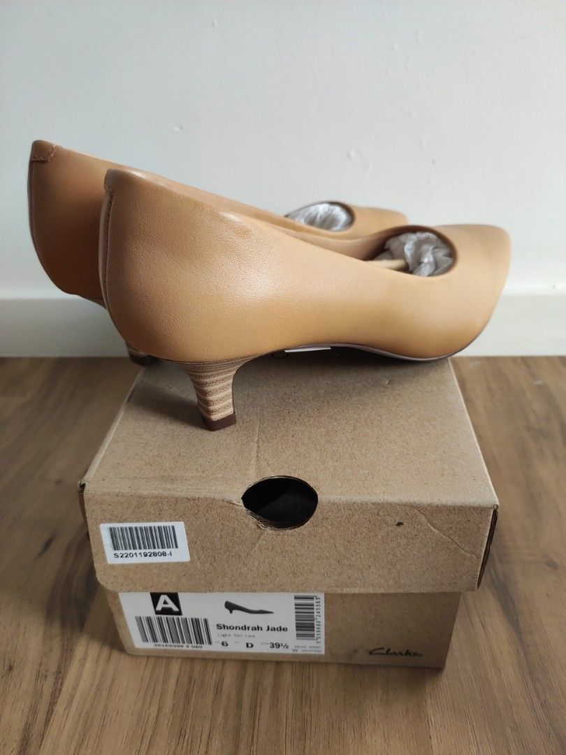 Clarks on sale tan pumps