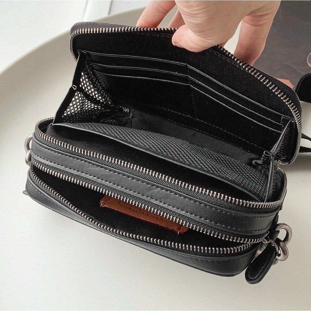Coach mens charter double zip 🛍️ (Category: Luxury Bags & Wallets) located in Las Pinas. Submitted by yhn_boutique (Listing ID 1254019547, Image 2). Description: 📌cod via lalamove/ grab 📌J&T pay today ship today 📌 complete inclusions Dm! .