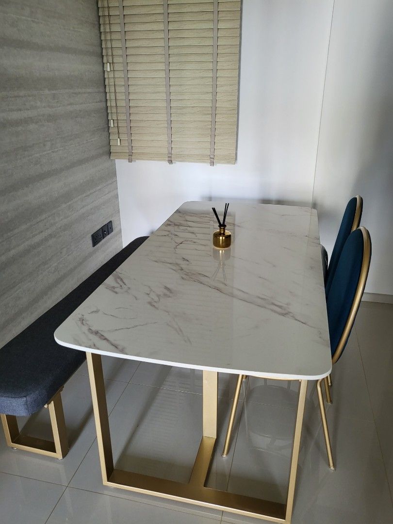 Dining Table Set (Category: Tables & Sets) located in Singapore. Submitted by katelim84 (Listing ID 1253986987, Image 2). Description: .