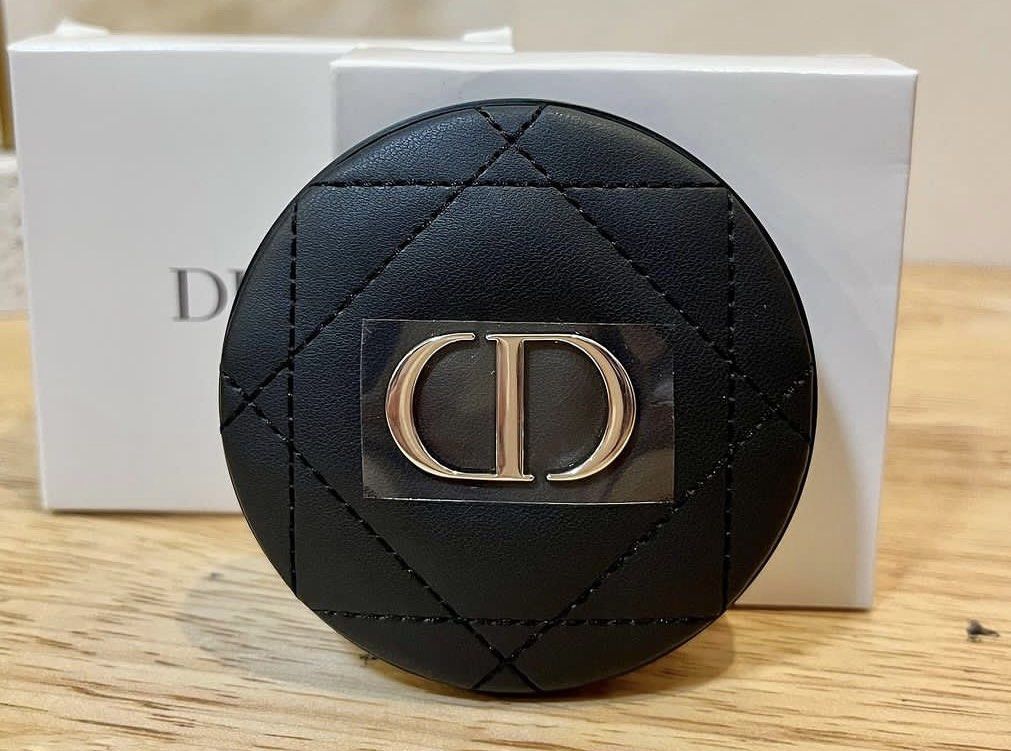 Dior Black Compact Mirror (Category: Luxury Accessories) located in Manila. Submitted by jennystuff (Listing ID 1254037606, Image 1). Description: Brand new Dior Compact Mirror. Still with box. Got it as a gift. Not sure for the authenticity. But looks so pretty..