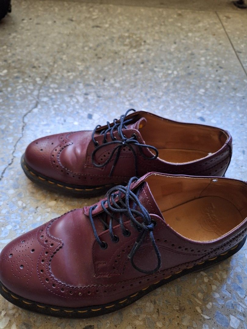 Dr. marten 酒紅雕花皮鞋, 他的時尚, 鞋, 西裝鞋在旋轉拍賣