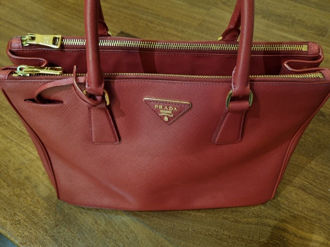 Prada Re-Edition 2005 Saffiano Leather BagFiery Red