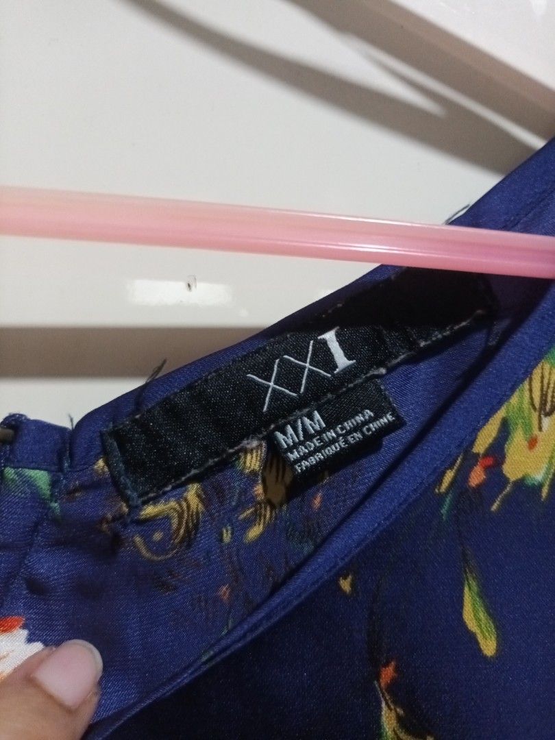 FOREVER21 Floral Satin Blouse (Category: Longsleeves) located in Quezon City. Submitted by aryv07 (Listing ID 1253927864, Image 2). Description: .