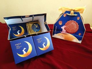 ✨FREE KNIFE SET✨Mooncake Gift Box / Gift Bag with Handle / Paper Bag  - Small Blue Moon Bunny Design with Ribbon