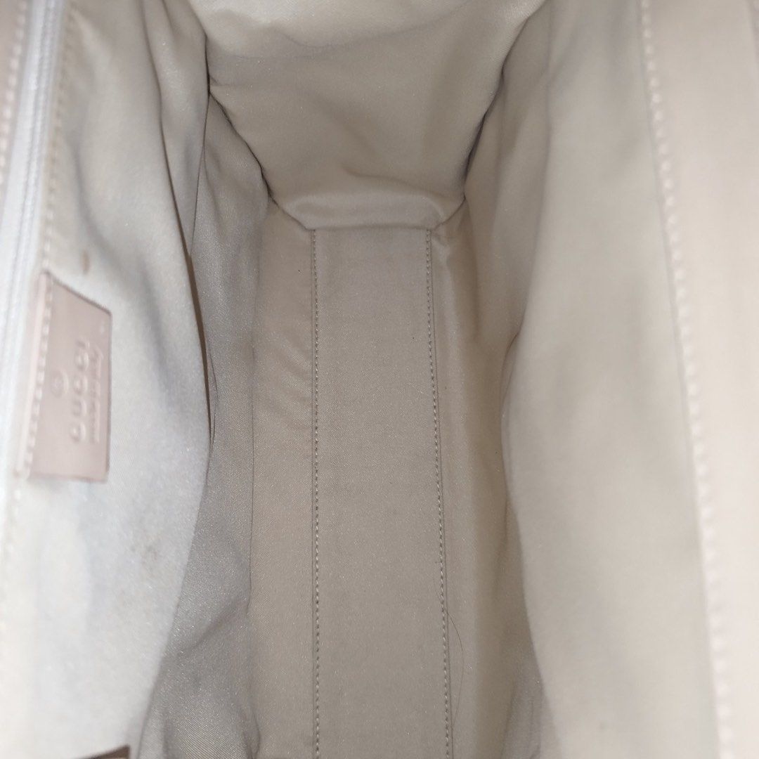 Gucci Canvass Mini Jackie Tote (Category: Luxury Bags & Wallets) located in Paranaque City. Submitted by melai06 (Listing ID 1253883257, Image 2). Description: Handles need cleaning .