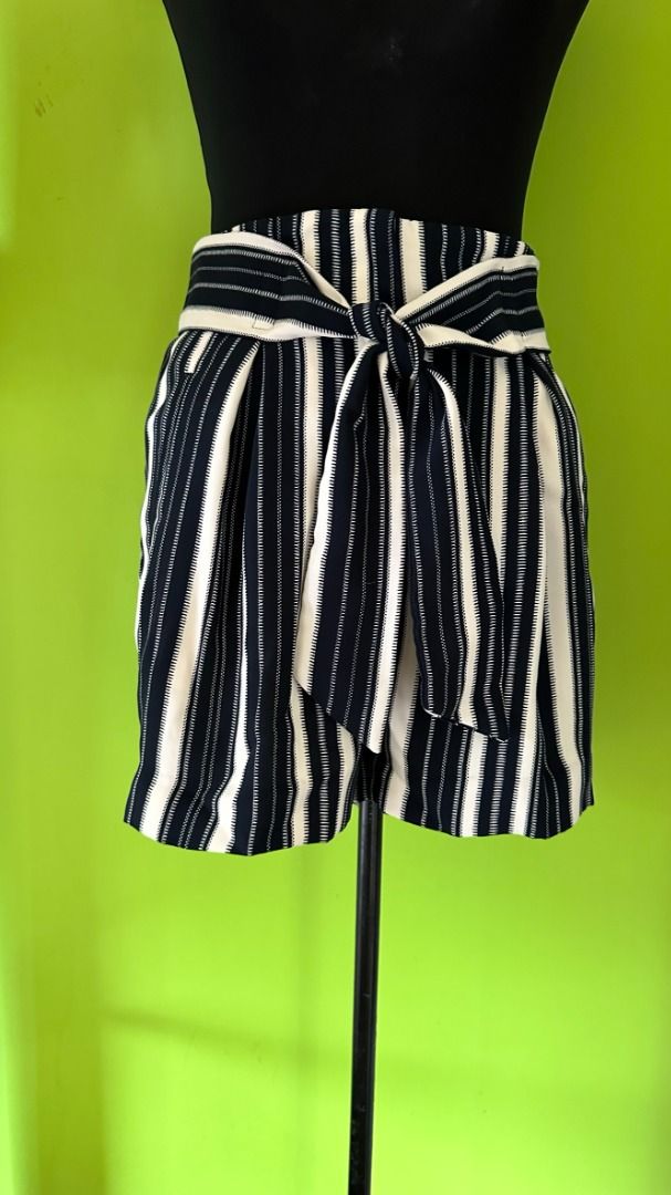 H&M Shorts (Category: Shorts) located in Quezon City. Submitted by ccsonceloveditems (Listing ID 1253963468, Image 1). Description: H&M shorts Silky bagsak fabric garterized waist with clasp and button closure built-in belt with side pockets MOP: Gcash BPI.