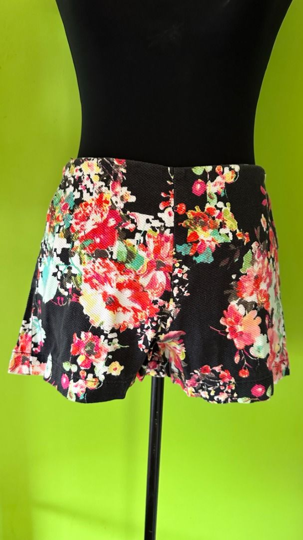 KAMISETA Floral Shorts (Category: Shorts) located in Quezon City. Submitted by ccsonceloveditems (Listing ID 1253964232, Image 1). Description: KAMISETA floral shorts Side zip-up closure Wool fabric with floral print Perfect for your next summer outing! MOP: Gcash BPI.