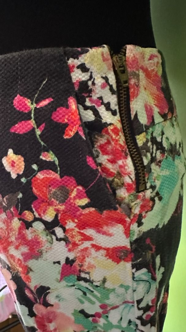 KAMISETA Floral Shorts (Category: Shorts) located in Quezon City. Submitted by ccsonceloveditems (Listing ID 1253964232, Image 2). Description: KAMISETA floral shorts Side zip-up closure Wool fabric with floral print Perfect for your next summer outing! MOP: Gcash BPI.