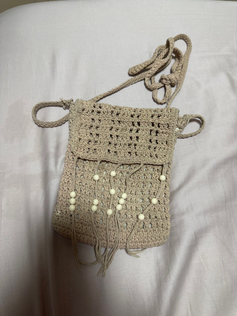 Knitted sling bag with zip