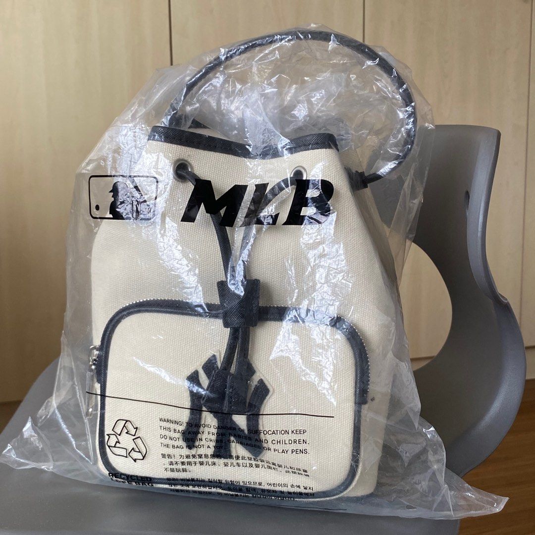 MLB KOREA Basic Small Logo Fleece Bucket Bag New York Yankees - KiosKorea